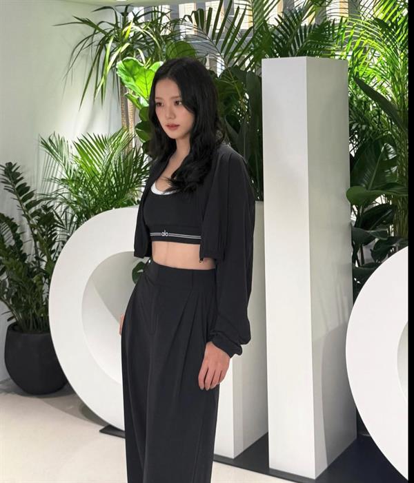 Jisoo (Kim Ji-soo)