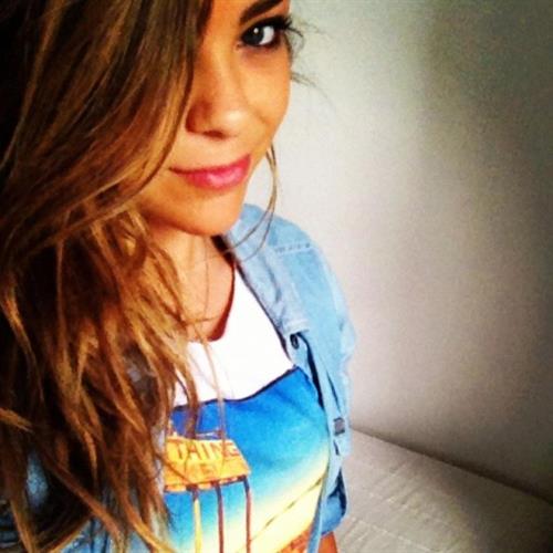 Caroline Costa taking a selfie