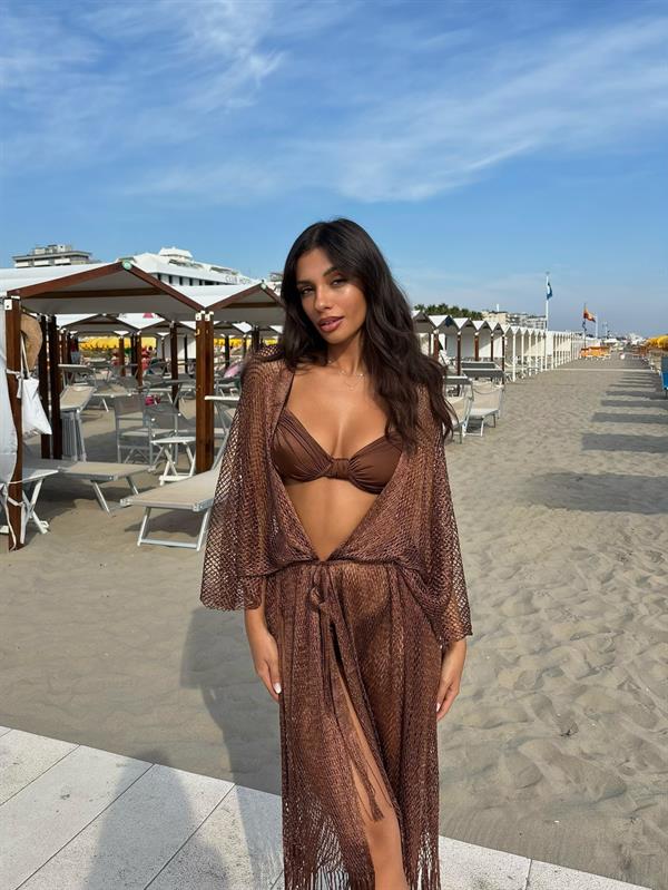 Linda Taddei in a bikini