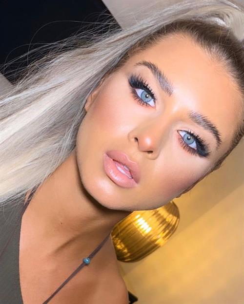 Josefine Forsberg taking a selfie