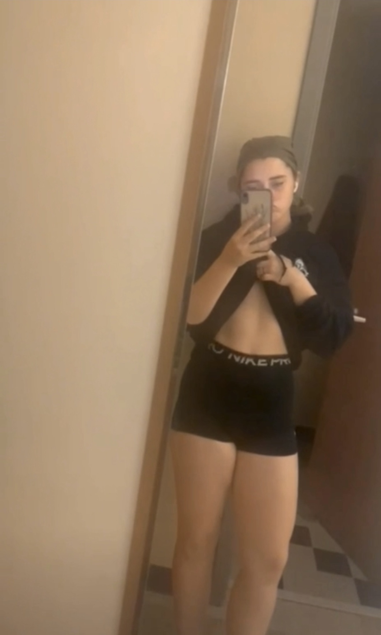 Kylieschuch taking a selfie