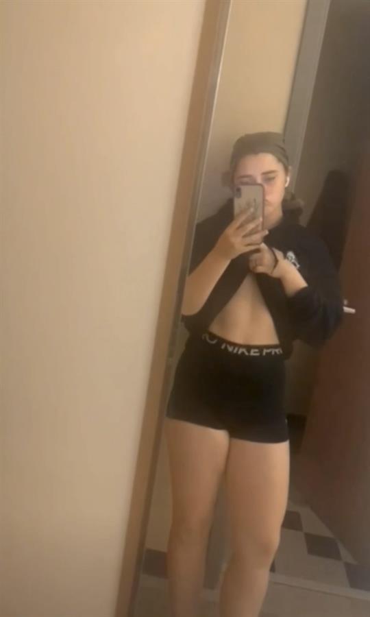 Kylieschuch taking a selfie