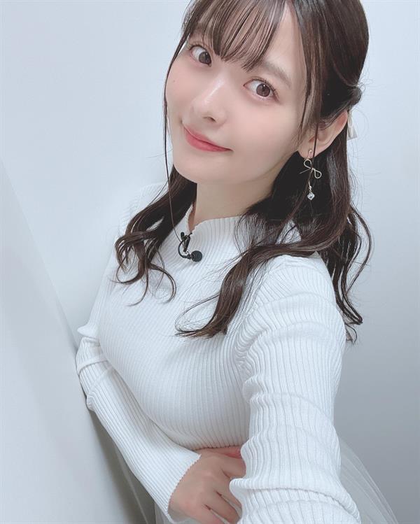 Sumire Uesaka taking a selfie
