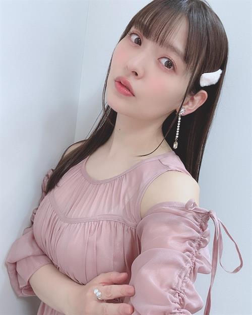 Sumire Uesaka taking a selfie
