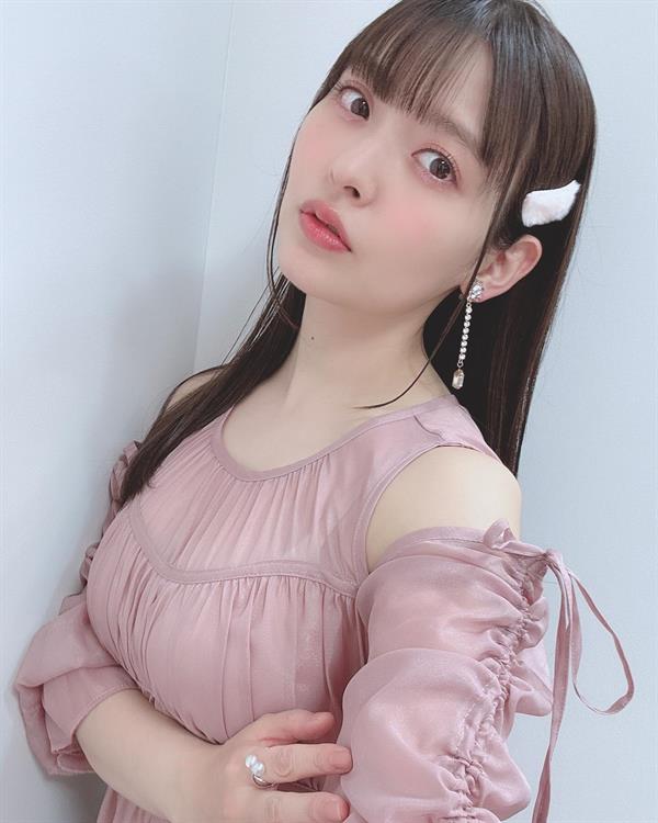 Sumire Uesaka taking a selfie