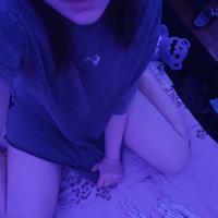 Valorant_girl taking a selfie