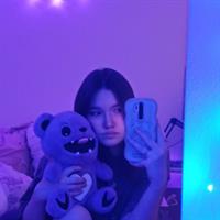 Valorant_girl taking a selfie
