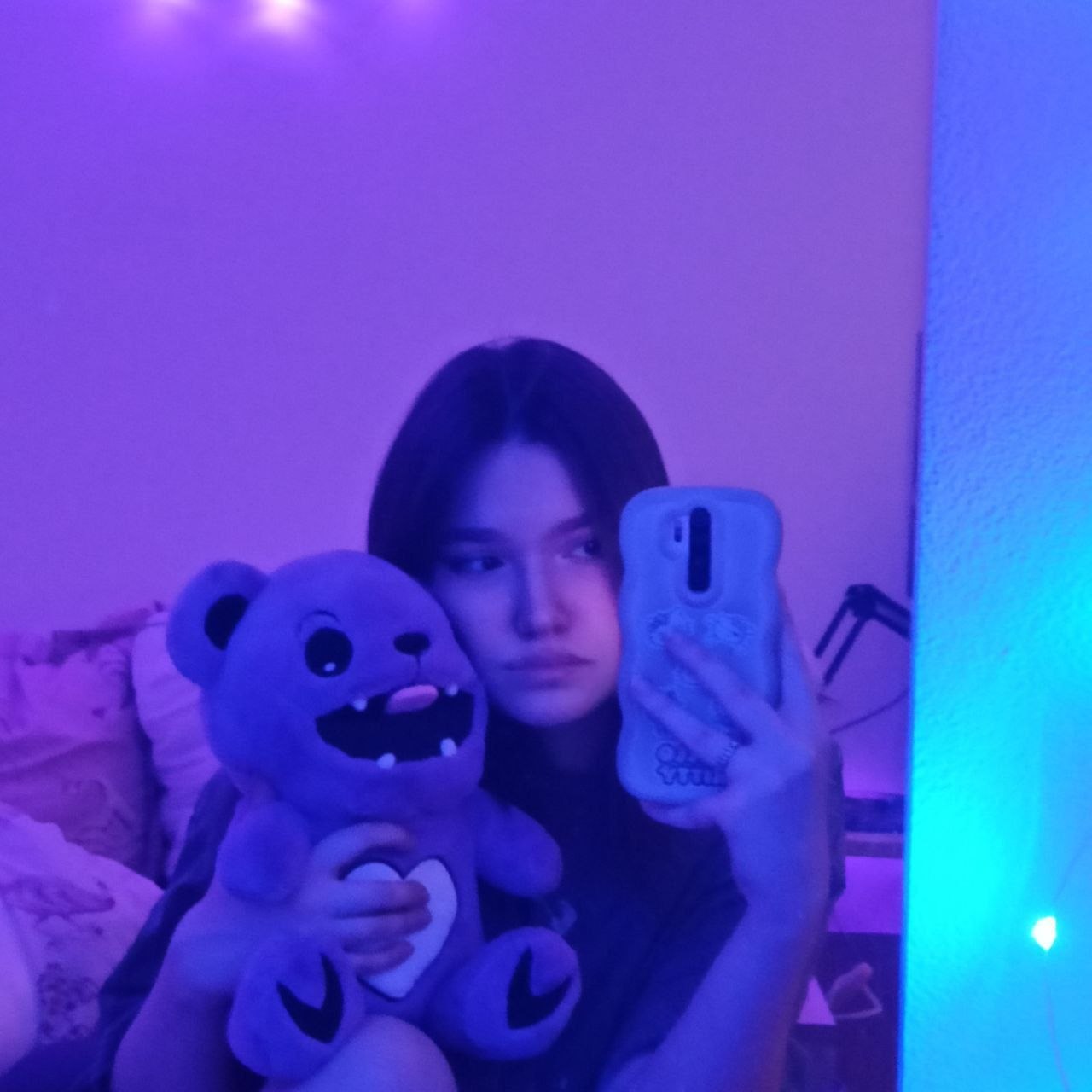 Valorant_girl taking a selfie
