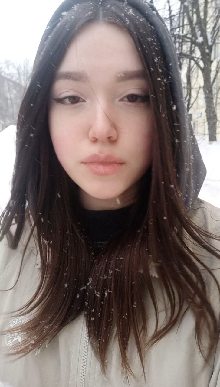 Valorant_girl taking a selfie
