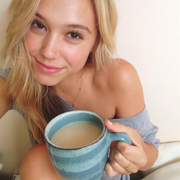 Alexis Ren