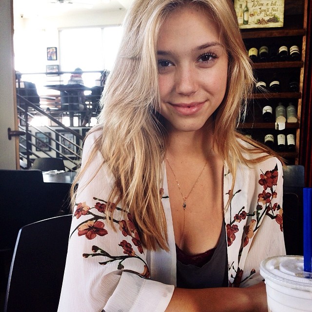 Alexis Ren