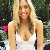 Alexis Ren