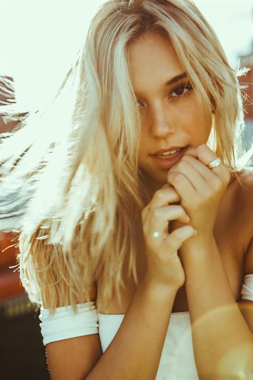 Alexis Ren