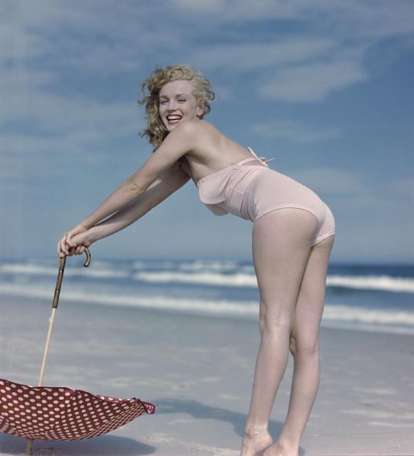 Marilyn Monroe in a bikini - ass