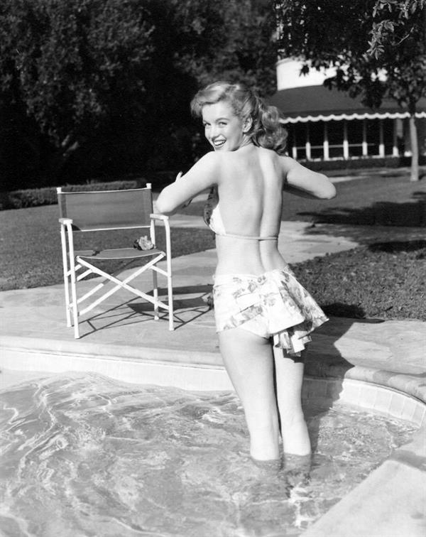 Marilyn Monroe in a bikini - ass