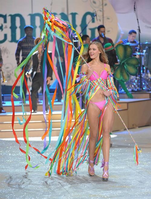 Frida Gustavsson in lingerie