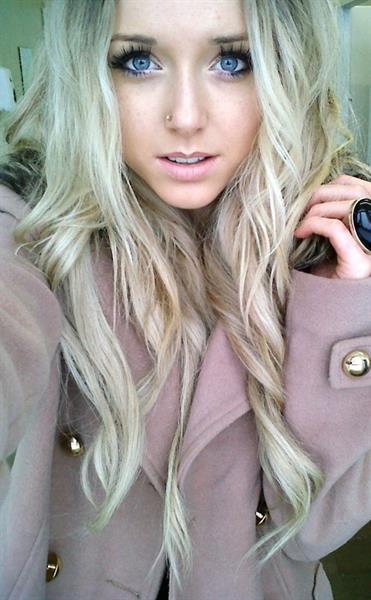 Chloe Harwood taking a selfie